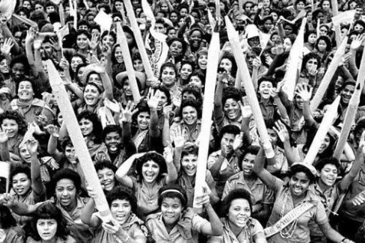 Jóvenes alfabetizadores cubanos en la Plaza de la Revolución, La Habana, 1961. (TELE SUR)