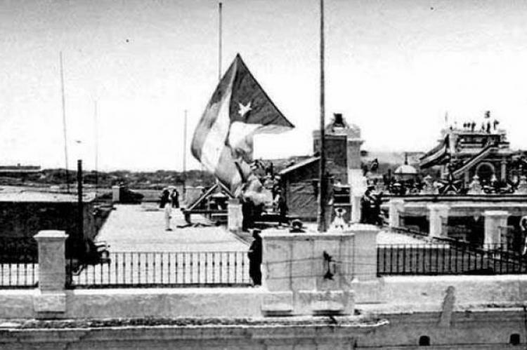 La bandera de Cuba ondea por primera vez en la azotea del antiguo Palacio de los Capitanes Generales, 20 de mayo de 1902. RADIO HABANA CUBA