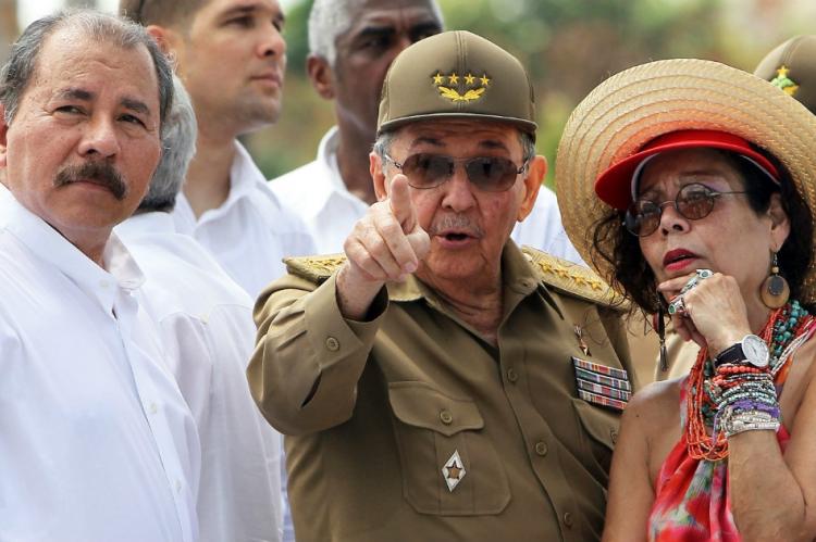 Daniel Ortega, Raúl Castro y Rosario Murillo. (REUTERS)