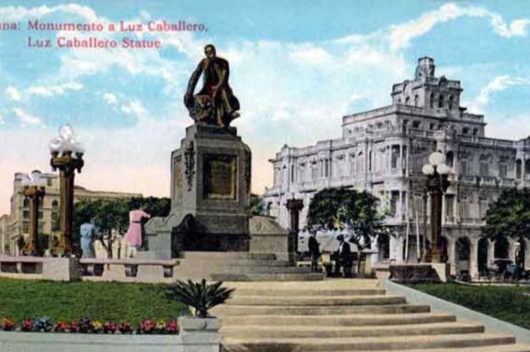 Tarjeta postal del monumento a José de la Luz y Caballero en la Avenida del Puerto, La Habana. (FOTOS DE LA HABANA).