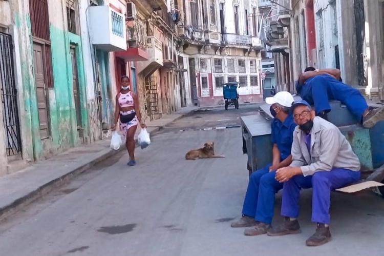 Trabajadores tomando un descanso en La Habana.
