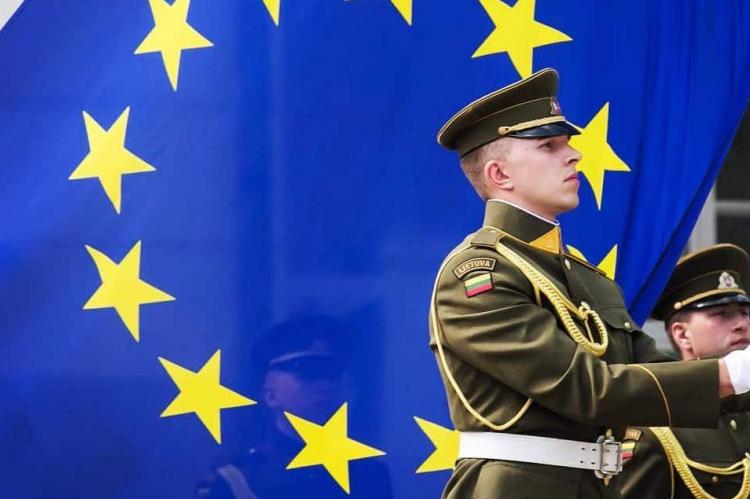 Guardia de Lituania ante la bandera de la UE. (AFP)