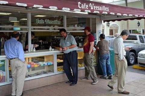 Café cubano en el Versailles, Miami. (SUN SENTINEL)