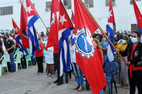 Banderas nacionales y sindicales, La Habana. (TRABAJADORES)