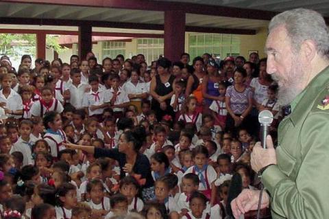 Fidel Castro de visita en una escuela. (BOHEMIA)