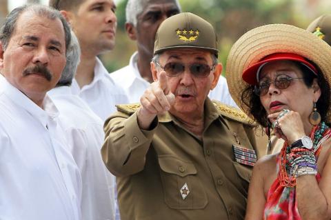 Daniel Ortega, Raúl Castro y Rosario Murillo. (REUTERS)