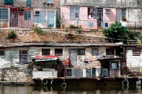 Viviendas a la orilla del Río Almendares, en el Fanguito, municipio Plaza, La Habana