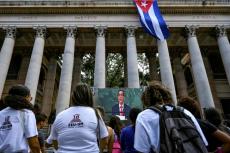 Universitarios habaneros ven el discurso del canciller Bruno Rodríguez en la ONU. (AFP)