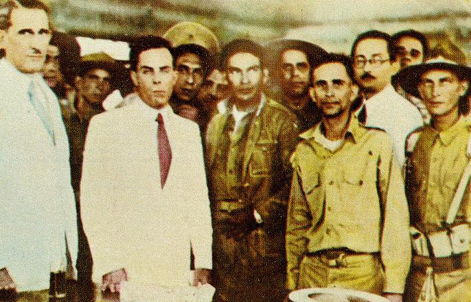 Ramón Grau San Martín a la extrema izq. y, al centro, el sargento Fulgencio Batista, 1933. (WIKIPEDIA)