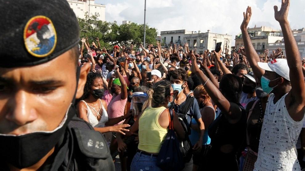 Cubanos en una de las protestas generadas en la Isla el 11 de julio. (REUTERS)