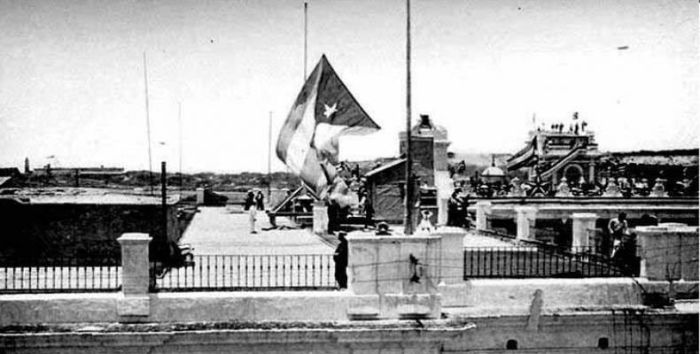 La bandera de Cuba ondea por primera vez en la azotea del antiguo Palacio de los Capitanes Generales, 20 de mayo de 1902. RADIO HABANA CUBA