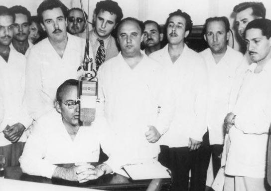 Eduardo Chibás al micrófono. Al fondo, entre otros ortodoxos, el joven Fidel Castro. (JUVENTUD REBELDE)