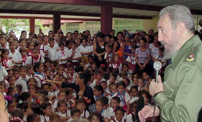 Fidel Castro de visita en una escuela. (BOHEMIA)