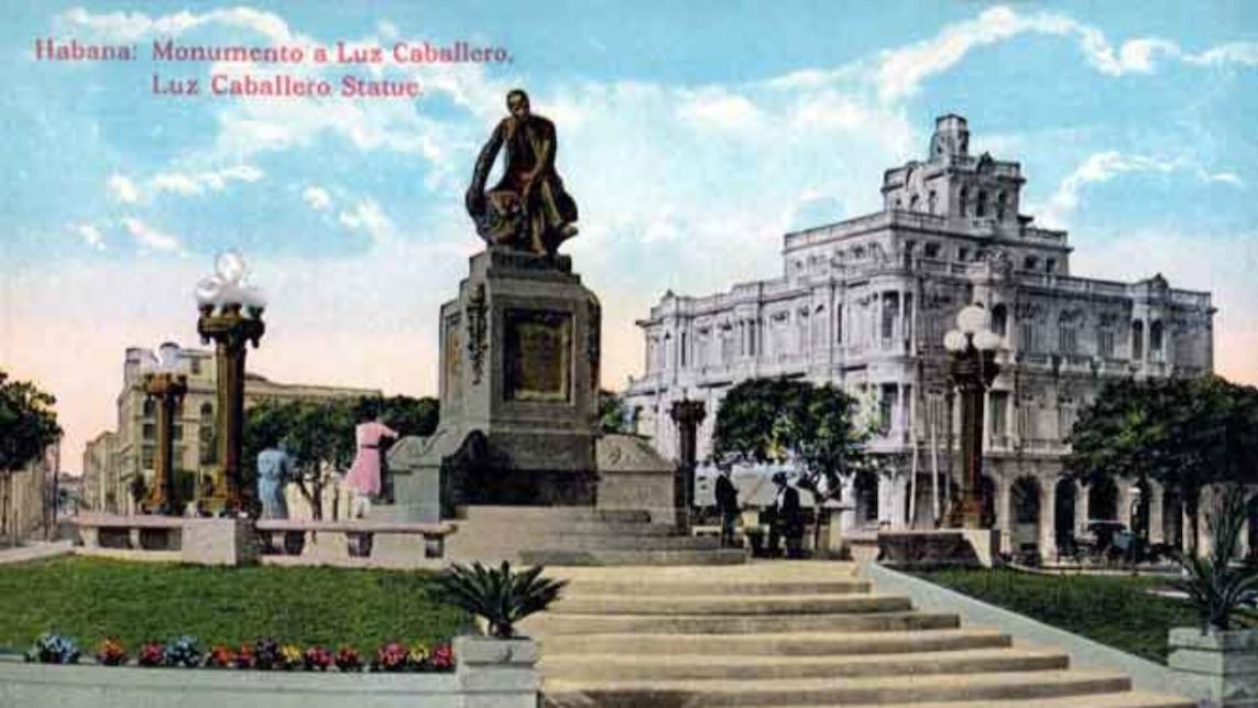 Tarjeta postal del monumento a José de la Luz y Caballero en la Avenida del Puerto, La Habana. (FOTOS DE LA HABANA).